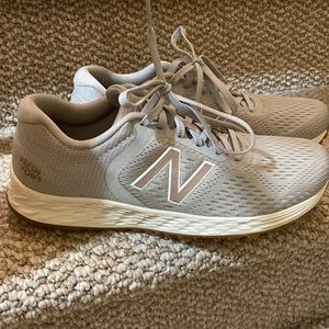 Fresh Foam Arishiv2 midsole that's built for both activity and deveryday living.